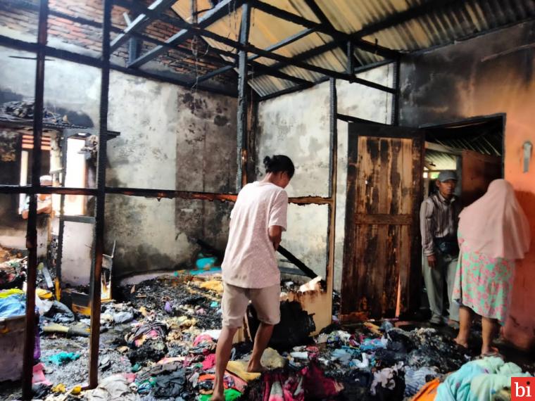 Satu unit rumah warga Dusun III, Desa BP Mandoge, Kecamatan BP Mandoge, Kabupaten Asahan terbakar, Senin (30/5/2022). Hadi