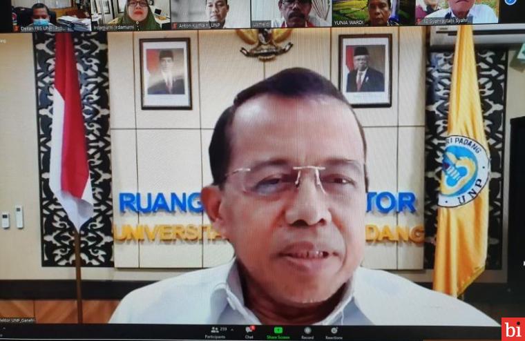 Rektor UNP Prof. Ganefri, Ph.D. pada pertemuan dengan 422 dosen peneliti yang lolos dan didanai oleh Universitas Negeri Padang yang diselenggarakan secara virtual pada Senin (3/5).