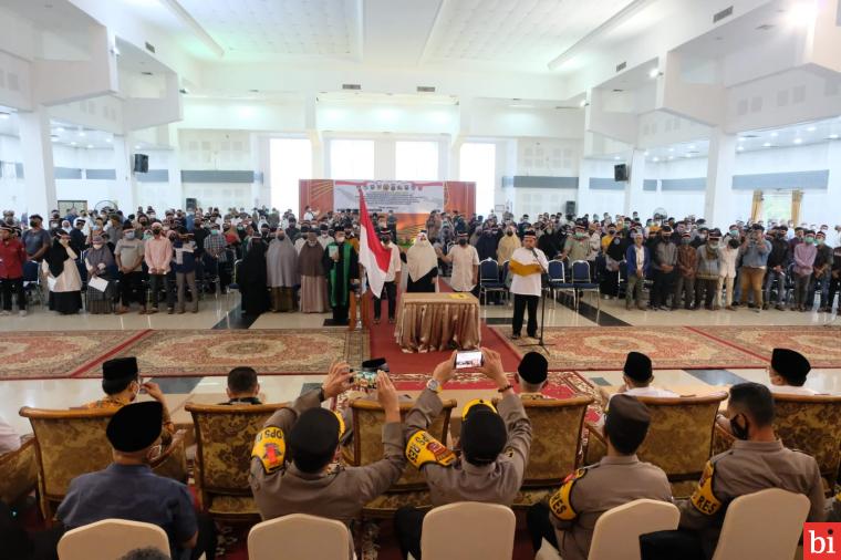Sebanyak 518 orang yang tergabung dalam kelompok Negara Islam Indonesia (NII), hari ini kembali melakukan cabut ba'iat untuk kembali ke Negara Kesatuan Republik Indonesia (NKRI) di gedung Maharajo Dirajo, Batusangkar, Tanah Datar, Jumat (29/4) sore. IST