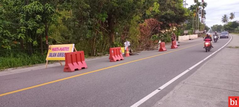 Jalan lintas Padang -- Bukittinggi tepatnya di Korong Tanjung Aua Nagari Pakandangan, Kecamatan 2-11 Enam Lingkung, Kabupaten Padang Pariaman mengalami amblas. IST