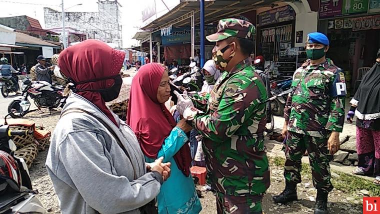 Anggota TNI Bersama PMI dan Satgas Covid-19 Pasbar Sosialisasi New Normal di Pasar Padang Tujuh