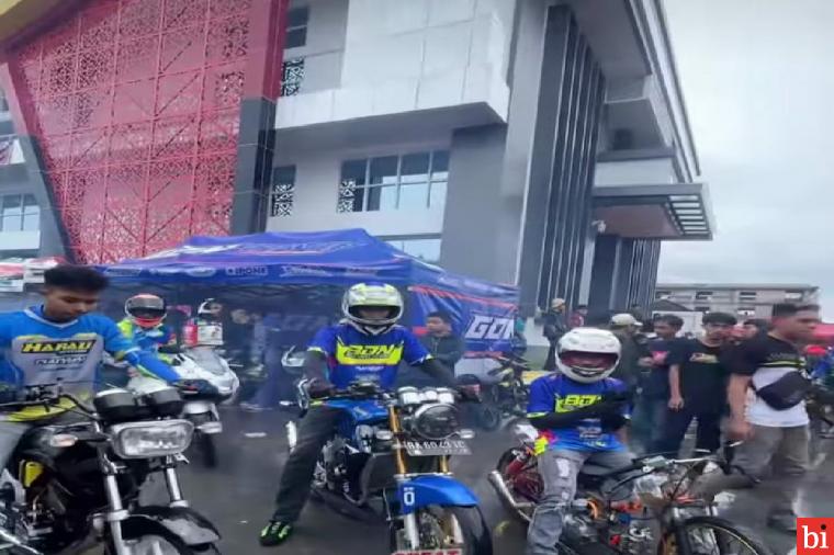 500 lebih pembalap menjajal sirkuit non permanen Belakang Balok dalam event Sudirnan Drag Bike Bukittinggi 2023,Minggu (07/05).(Ma)