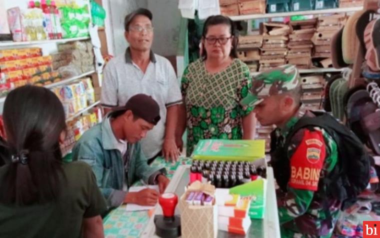 Babinsa Koramil 04 Sikakap Kabupaten Kepulauan Mentawai melakukan pemantauan harga sembako di daerah Kecamatan dan Desa yang ada. IST