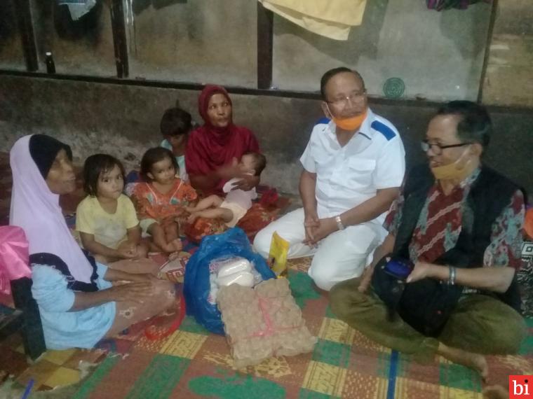 Puluhan paket sembako disalurkan untuk bantuan keluarga miskin di daerah pinggiran dan terdampak covid-19  di Jorong Mudiak Simpang, Nagari Kajai, Kabupaten Pasaman Barat,Kamis (30/4/2020)