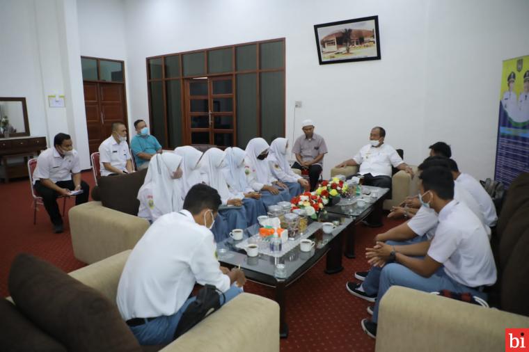 Wakil Bupati Asahan Taufik Zainal Abidin menerima audensi pelajar SMA Negeri 3 Kisaran di ruang kerja Wakil Bupati Asahan, Rabu (23/3/2022). HADI