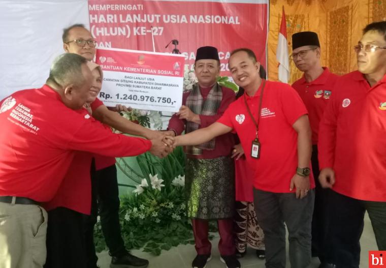 Total bantuan Kementrian Sosial (Kemensos) Republik Indonesia untuk Kecamatan Sitiung Rp1.240.976.750 miliar lebih pada Hari Lanjut Usia Nasional (HLUN) yang dipusatkan di Gedung Pertemuan Umum Kecamatan Sitiung (29/05). IST
