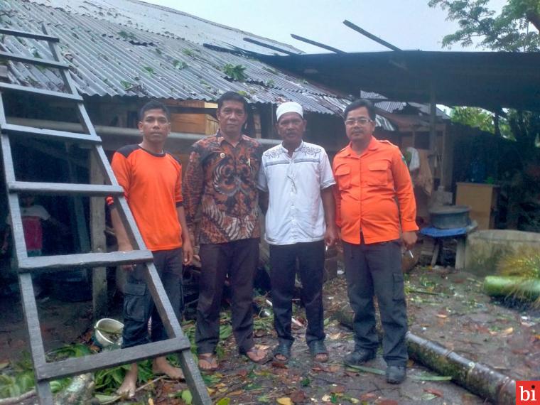Rumah warga yang tertimpa pohon di Lubuk Bay Kenagarian Tanjung Durian Kecamatan Bayang mendapat bantuan dari Baznas Kabupaten Pesisir Selatan Sumatera Barat.IST