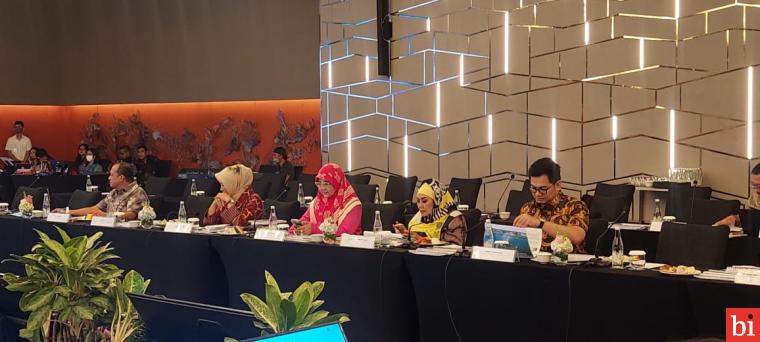 Anggota DPR  RI asal Sumatera Barat, Hj. Nevi Zuairina  pada kunjungan komisi VI ke Bandung untuk meninjau penyelesaian pembangunan Tol Cisumdawu (Cileunyi Sumedang Dawuan) yang telah dibuka pertama kalinya pada minggu, 16 April 2023 lalu, mempertanyakan peran UMKM dalam mengisi layanan publik sepanjang tol. IST