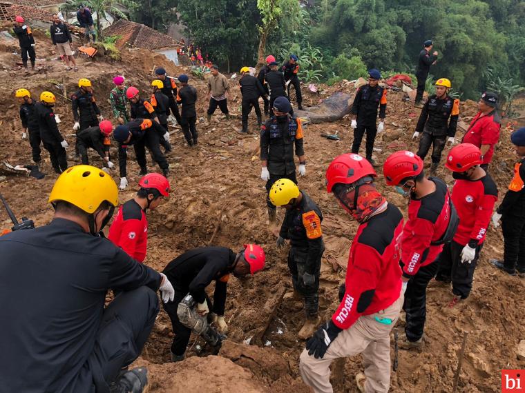 SAR gabungan bersama relawan Tim Reaksi Cepat (TRC) Semen Padang, kembali menemukan empat orang korban gempa di Desa Cijedil, Kecamatan Cugenang, Kabupaten Cianjur, Jawa Barat, Sabtu (26/11/2022). IST