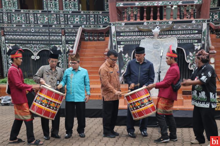 Gubernur Mahyeldi saat membuka Festival Pamenan Minangkabau 2022 di Halaman Istano Linduang Bulan, Kabupaten Tanah Datar, Sabtu (12/11/2022). IST
