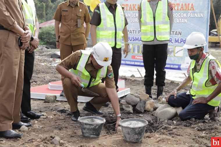 Bupati Pesisir Selatan,Sumatera Barat Drs. Rusma Yul Anwar, M.Pd menghadiri dan melakukan Peletakan Batu Pertama pembangunan jembatan wisata Carocok Painan, Senin (24/07). IST