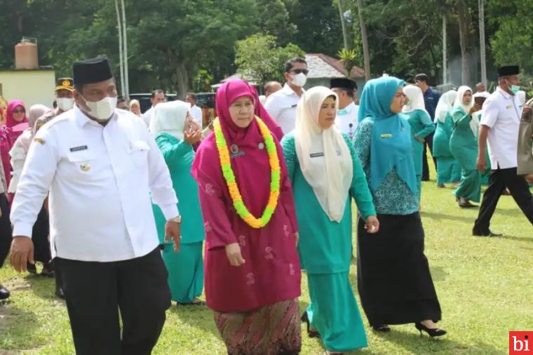 Tim penilai yang diketuai oleh Ny. Hj. Harnely Mahyeldi mengunjungi Nagari Pauh Kamba Kecamatan Nan Sabaris Kabupaten Padang Pariaman, Rabu (25/5/22). IST