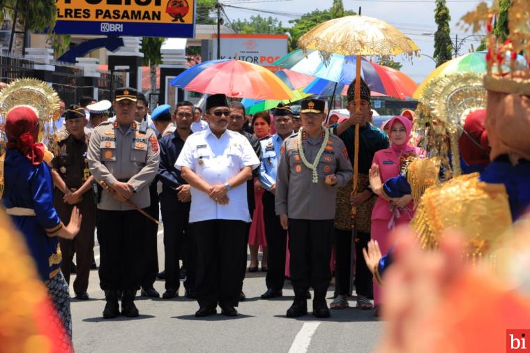 Bupati Pasaman H.Benny Utama dan Kapolres Pasaman, AKBP Yudho Huntoro beserta Forkopimda Pasaman sambut  kedatangan orang nomor satu di jajaran kepolisian di Sumatera barat di Mapolres Pasaman Rabu (8/3/2023). IST