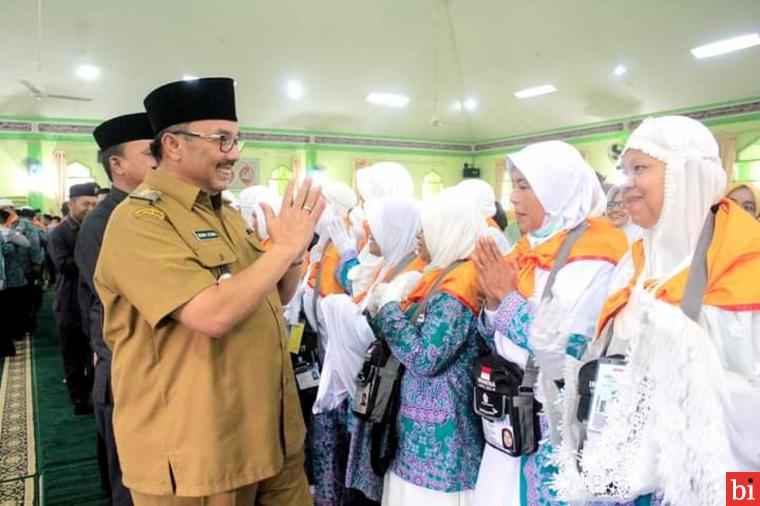 Bupati Pasaman, Benny Utama melepas sebanyak 133 orang jemaah haji asal Kabupaten Pasaman tahun 1443 H/2022 M, menuju Asrama Haji Padang di Masjid Agung Lubuk Sikaping (6/6/2022). IST