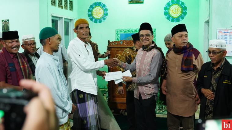 Bupati Limapuluh Kota Safaruddin Dt.Bandaro Rajo saat bersama TSR I mengunjungi Masjid Baitul Hidayah Jorong Koto Nagari Ampalu Kecamatan Lareh Sago Halaban Senin Malam, (18/04/2022). IST