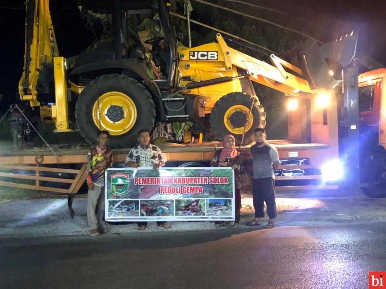 Bupati Solok Kirim Satu Unit Eskavator dan Bantuan ke Lokasi Bencana Gempa Pasbar. IST