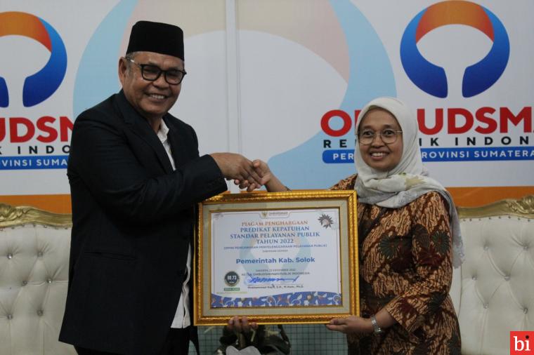 Bupati Solok terima penghargaan dari Ombudsman RI Perwakilan Sumatera Barat