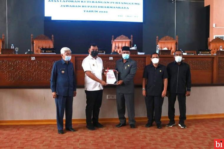 Bupati Dharmasraya, Sutan Riska Tuanku Kerajaan, menyampaikan Laporan Keterangan Pertanggungjawaban (LKPj) tahun 2020 dalam rapat Paripurna DPRD Kabupaten Dharmasraya, Rabu (31/3/21).