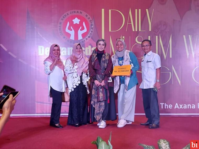 Desainer muda Limapuluh Kota Elvi Widia Arosa  raih posisi bergengsi, Juara I  Daily Muslim Wear Contest (DMWC) Sumatera Barat tahun 2022. IST