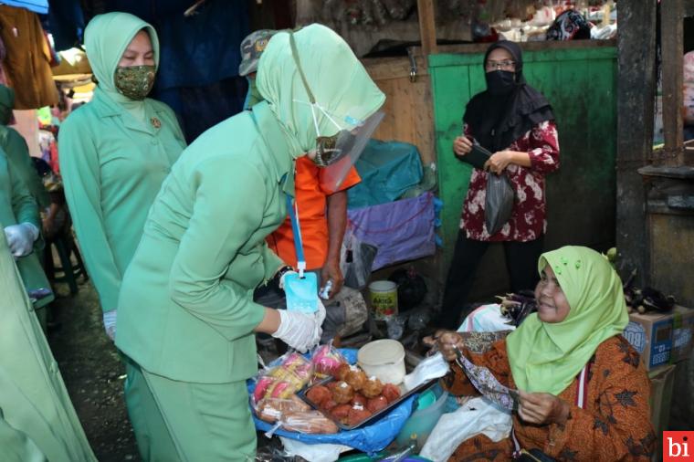 Ketua Persit KCK Cabang LXIII Kodim 0309/Solok Bagikan Masker Batik Bantuan Yayasan Batik Indonesia untuk Pedagang Pasar Raya Solok, Jumat (3/7/2020)