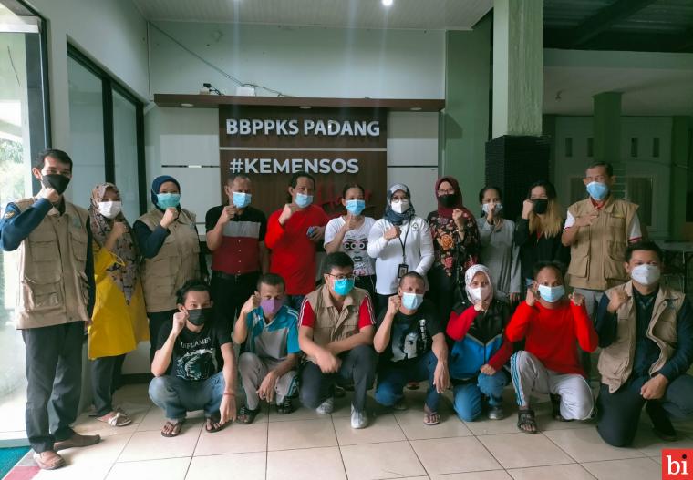 Sebanyak sembilan Pekerja Migran Indonesia (PMI) asal Sumbar yang dideportasi dari Malaysia dipulangkan ke daerah masing-masing, Minggu (14/11/2021). IST