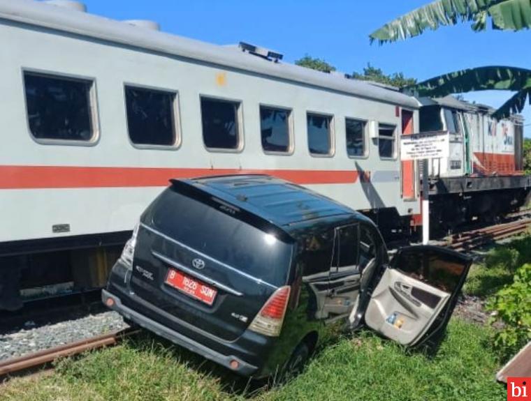 Diduga Terobos Perlintasan Kereta Api, Satu Unit Mobil Dinas PUPR Terseret KA Sibinuang