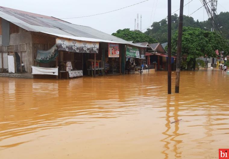 Kondisi Komplek Jondul Rawang, Kecamatan Padang Selatan Kota Padang yang dilanda banjir, Kamis (10/9). foto.bobi