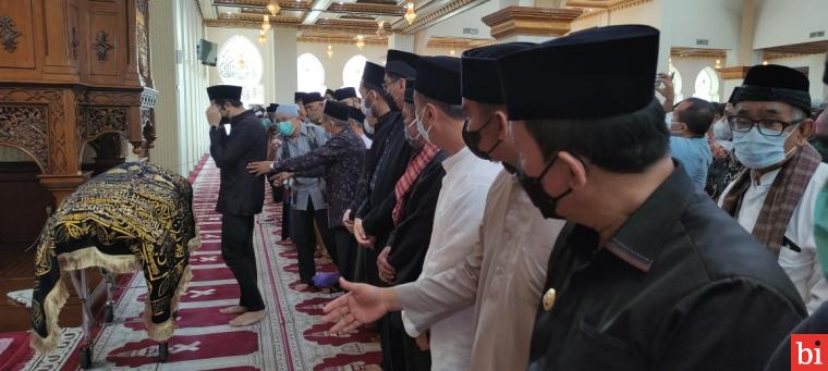 Usaii salat zuhur, Wahyu Amran mengimami salat jenazah ayahndanya, H Amran, di Masjid Baiturahmah di Komplek Univeristas Baiturahmah Senin (6/9/2021). IST
