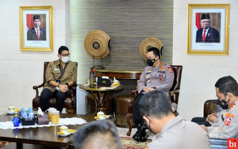 Kapolri Jenderal Listyo Sigit Prabowo diskusi dengan Menteri Pariwisata dan Ekonomi Kreatif Sandiaga Uno membahas bagaimana menguatkan kembali lima destinasi super prioritas yang ada di Indonesia usai terdampak pandemi Covid-19.