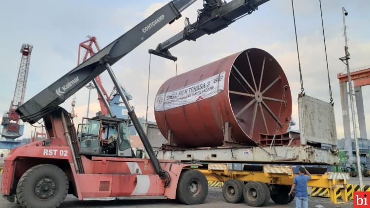 Pengapalan Shell Kiln yang diproduksi PT Semen Padang dikirim ke PT Semen Tonasa melalui Pelabuhan Teluk Bayur Padang, Senin (3/8/2020) .