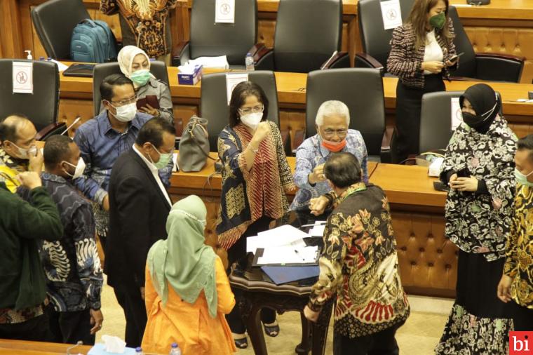 Rapat Kerja dengan Badan Legislatif DPR RI dan Menteri Hukum dan HAM untuk Pengambilan Keputusan Perubahan Prolegnas Jangka Menengah Tahun 2020-2024 dan Prolegnas Prioritas Tahun 2021 di Ruang Rapat Badan Legislasi, Komplek Parlemen Senayan Jakarta, Kamis, (14/1).