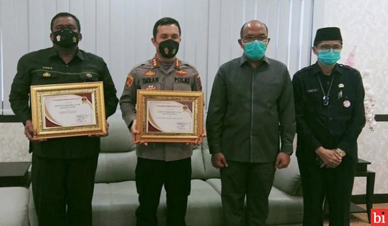DPRD Sumatera Barat mengapresiasi kinerja Polresta Padang dalam mengungkap kejahatan di kota setempat dengan memberikan penghargaan kepada Kapolresta Padang Kombes, Pol Imran Amir, di Padang, Jumat (26/11/2021). IST/HUMAS