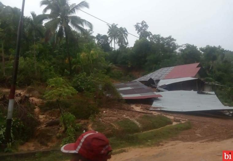 Dua buah rumah milik warga di Ujung Batu Air Tambang, Nagari Nyiur Melambai Pelangai, Kecamatan Ranah Pesisir, Kabupaten Pesisir Selatan, hancur diterjang longsor. IST