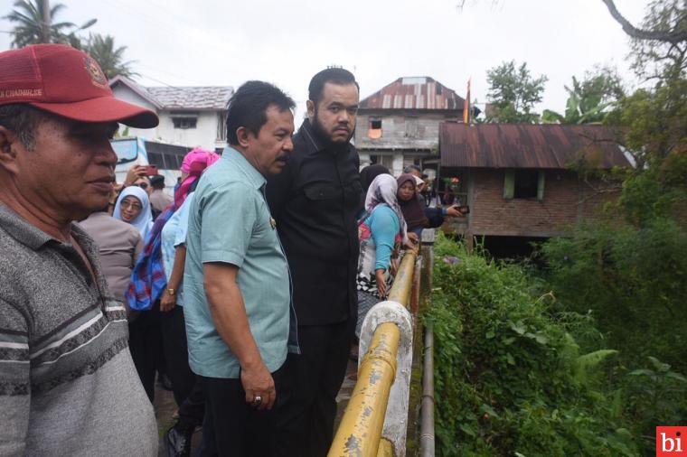 Walikota Padang Panjang H. Fadly Amran , saat meninjau pencarian korban hanyut, terseret air sungai, di Batu Tagak,  Kelurahan Ekor Lubuk Kecamatan Padang Panjang Timur Selasa,(28/1/2020).