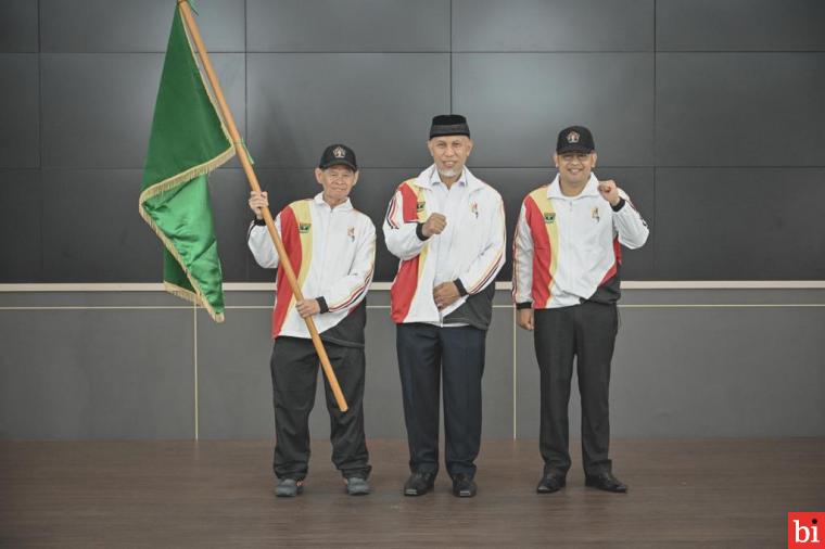 Gubernur Sumatera Barat (Sumbar) H. Mahyeldi secara resmi melepas kontingen Pekan Olahraga Wartawan Nasional (Porwanas) PWI Sumbar di Istana Gubernuran, Jumat (18/11/2022) pagi. IST