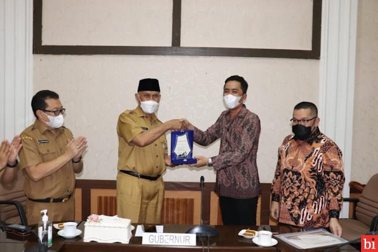 Gubernur Sumatera Barat, Mahyeldi Ansharullah, meluncurkan aplikasi Smart Sumbar Madani untuk memberikan kemudahan bagi masyarakat untuk mengakses ribuan judul buku secara daring. IST/HUMAS