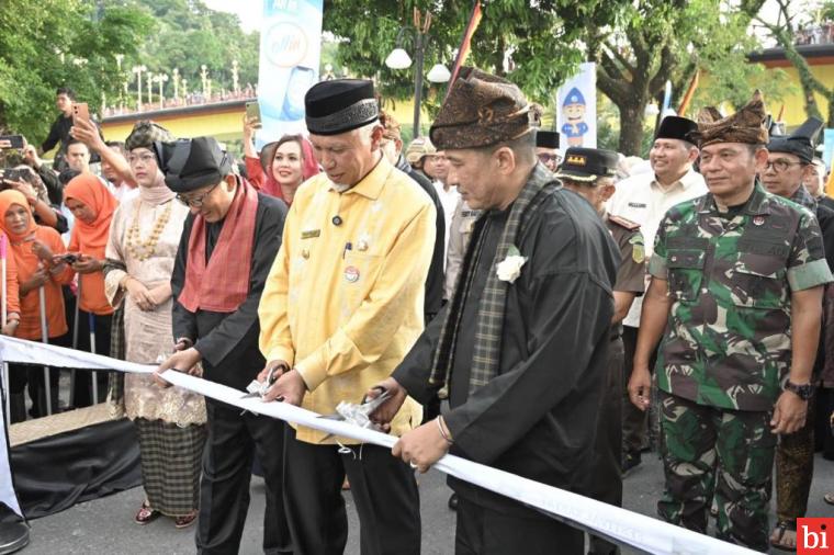 Gubernur Mahyeldi Apresiasi Festival Rakyat Muaro Padang