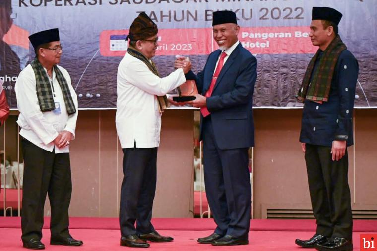 Gubernur Mahyeldi saat memberikan sambutan pada acara Rapat Anggota Tahunan (RAT) Koperasi Saudagar Minang Raya (KSMR) tahun buku 2022 di Padang, Sabtu (29/4/2023). IST