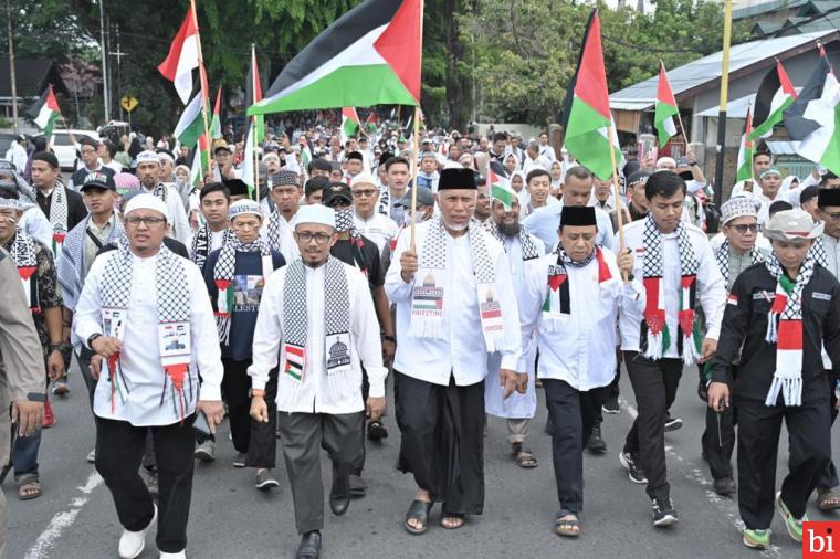 Gubernur Sumatera Barat (Sumbar), Mahyeldi Ansharullah, bersama puluhan ribu warga Sumbar kembali menegaskan dukungan terhadap Palestina dan mengutuk keras agresi militer Israel di Jalur Gaza, Minggu (3/12/2023). IST