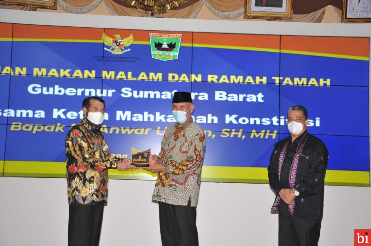 Gubernur Mahyeldi saat menyambut kedatangan Ketua MK di Auditorium Gubernuran, Padang, Jum'at (26/3/2021).