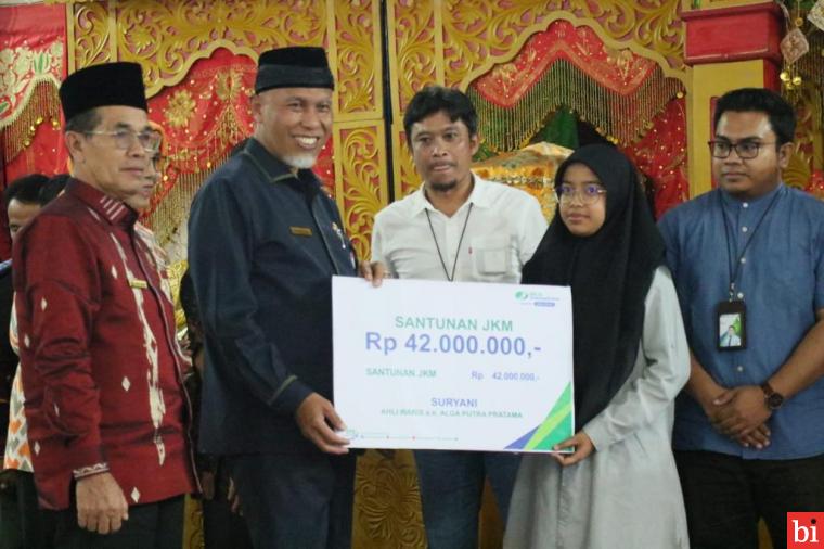 Gubernur Sumatera Barat Buya Mahyeldi luncurkan Program Koperasi Konsumen (KOKESRA) Ekonomi Syariah Roda Dua dan Perlindungan Pekerja Rentan BPJS Ketenagakerjaan Tahun 2023 di Istana Bung Hatta Bukittinggi, Jumat (20/1/2023). IST