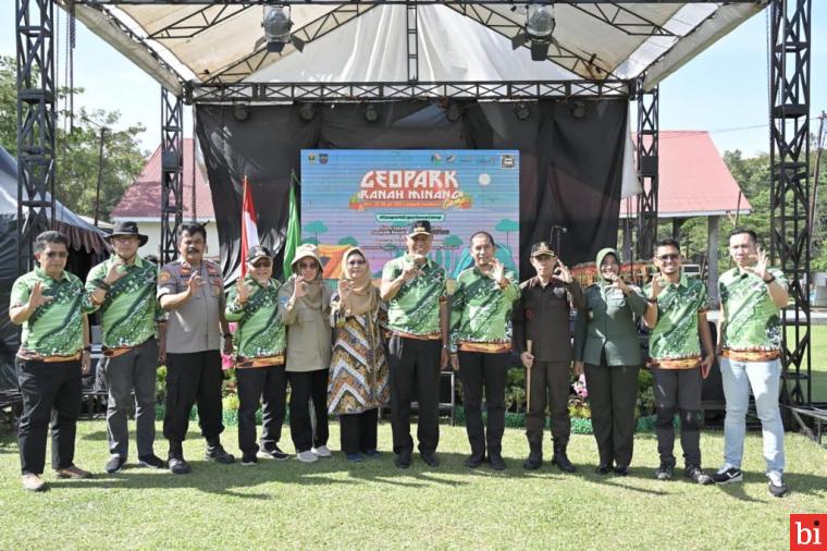 Gubernur Sumatera Barat Mahyeldi Ansharullah membuka secara resmi acara Jambore Geopark Ranah Minang atau yang disebut Geopark Ranah Minang Camp Tahun 2023 yang dilaksanakan di area Camping Ground, Kandih, Sawahlunto, Rabu (26/7/2023). IST