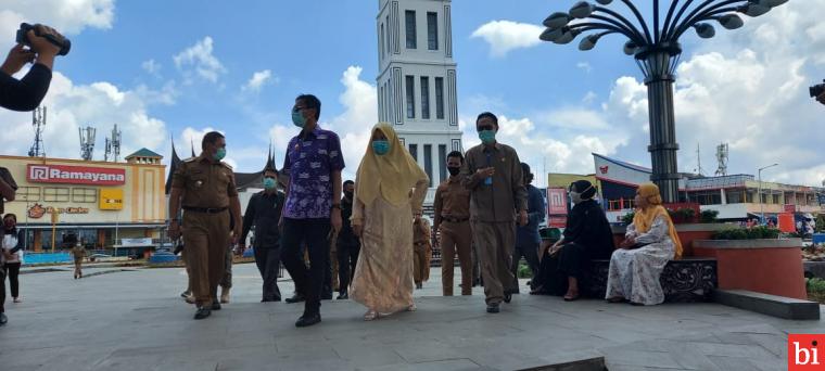 Gubernur Sumatera Barat Irwan Prayitno mengunjungi Pusat Wisata Jam Gadang di Kota Bukittinggi, untuk melihat penerapan kenormalan baru, Selasa (2/6/2020).