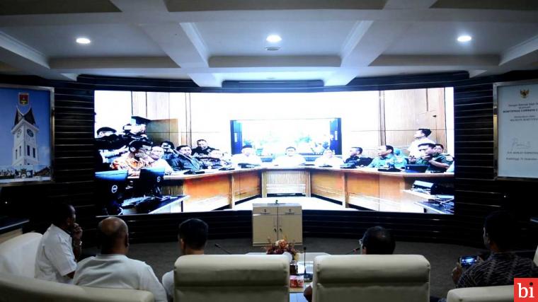 Gubernur Sumatera Barat, Irwan Prayitno, memimpin pelaksanaan rapat melalui media teleconference dengan 4 (empat) Kabupaten/Kota. Rabu, (5/2/2020). foto. yus