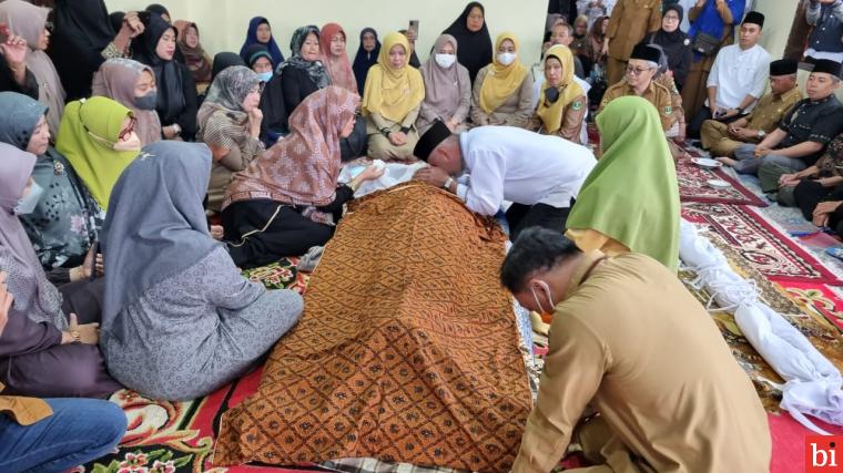 Ayah kandung Gubernur Sumatera Barat, Buya Mahyeldi, Mardanis gelar Sutan Tanameh yang akrab dipanggil Abak oleh anak-anaknya, tutup usia pada selasa (6/9/2022) pukul 02.43 WIB di Rumah Sakit Achmad Muchtar (RSAM) Bukittinggi. Abak Mardanis meninggal pada usia 83 tahun karena sakit.  IST