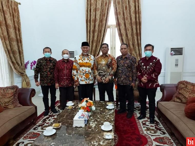 Bertempat di Istana Gubernuran, Gubernur Sumatera Barat Mahyeldi menerima kunjungan silaturrahim dari Kepala Badan Intelijen Negara Daerah (Kabinda) Sumbar, Hendra S.IP, M.M., Minggu (24/10/2021). IST