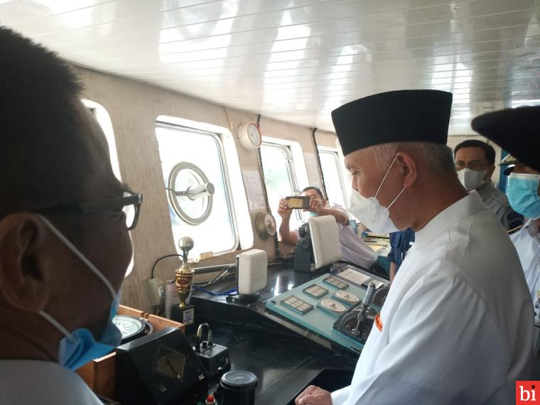 Gubernur Sumatera Barat, Mahyeldi Ansharullah me-launching pengoperasian kapal angkutan penyeberangan KMP. Tanjung Burang dengan rute Padang - Mentawai, di Pelabuhan Bungus, Jumat (16/4/2021).