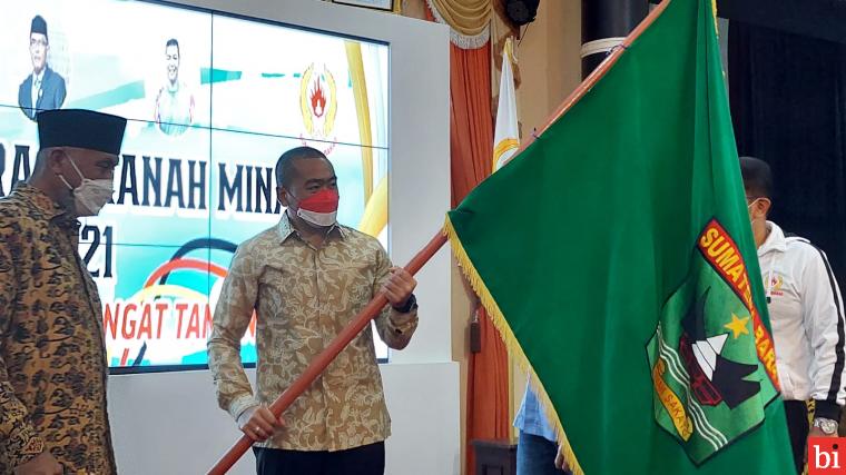 Gubernur Sumatera Barat, Mahyeldi Ansharullah, resmi melepas kontingen Sumbar menuju Pekan Olahraga Nasional (PON) Papua XX 2021 di Istana Gubernur Sumatera Barat Kota Padang pada Senin (27/9/2021) malam. IST