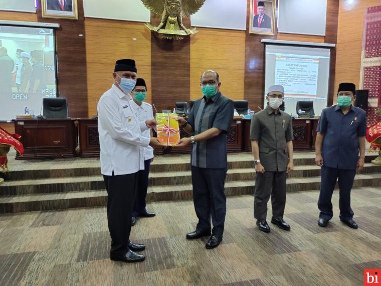 Gubernur Sumatera Barat Mahyeldi Ansharullah pada  penyampaian nota penjelasan terhadap tiga Rancangan Peraturan Daerah (Ranperda), di ruang rapat utama Gedung DPRD Sumbar, Rabu (2/6/2021).