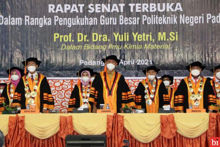 Sidang terbuka pengukuhan Guru Besar Politeknik Negeri Padang. Prof. Dr. Dra. Yuli Yetri, M.Si dalam bidang Ilmu Kimia Material, yang dilaksanakan di aula kampus Politeknik Negeri Padang, Senin (12/4/2021).